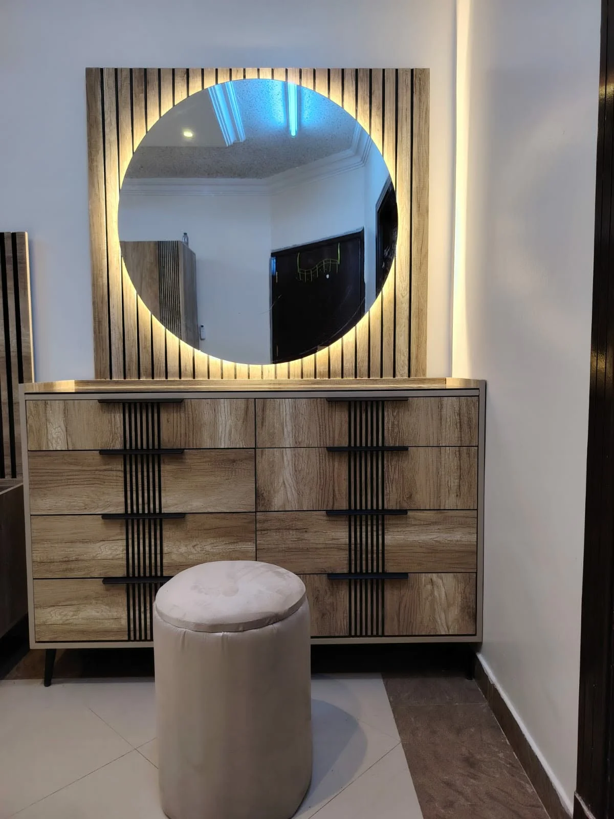 تسريحة ب 6 ادراج ومرآة واضائة LED